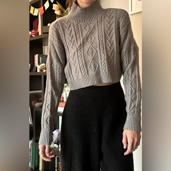 Chunky Knit Cropped Sweater - Picture 9 of 9